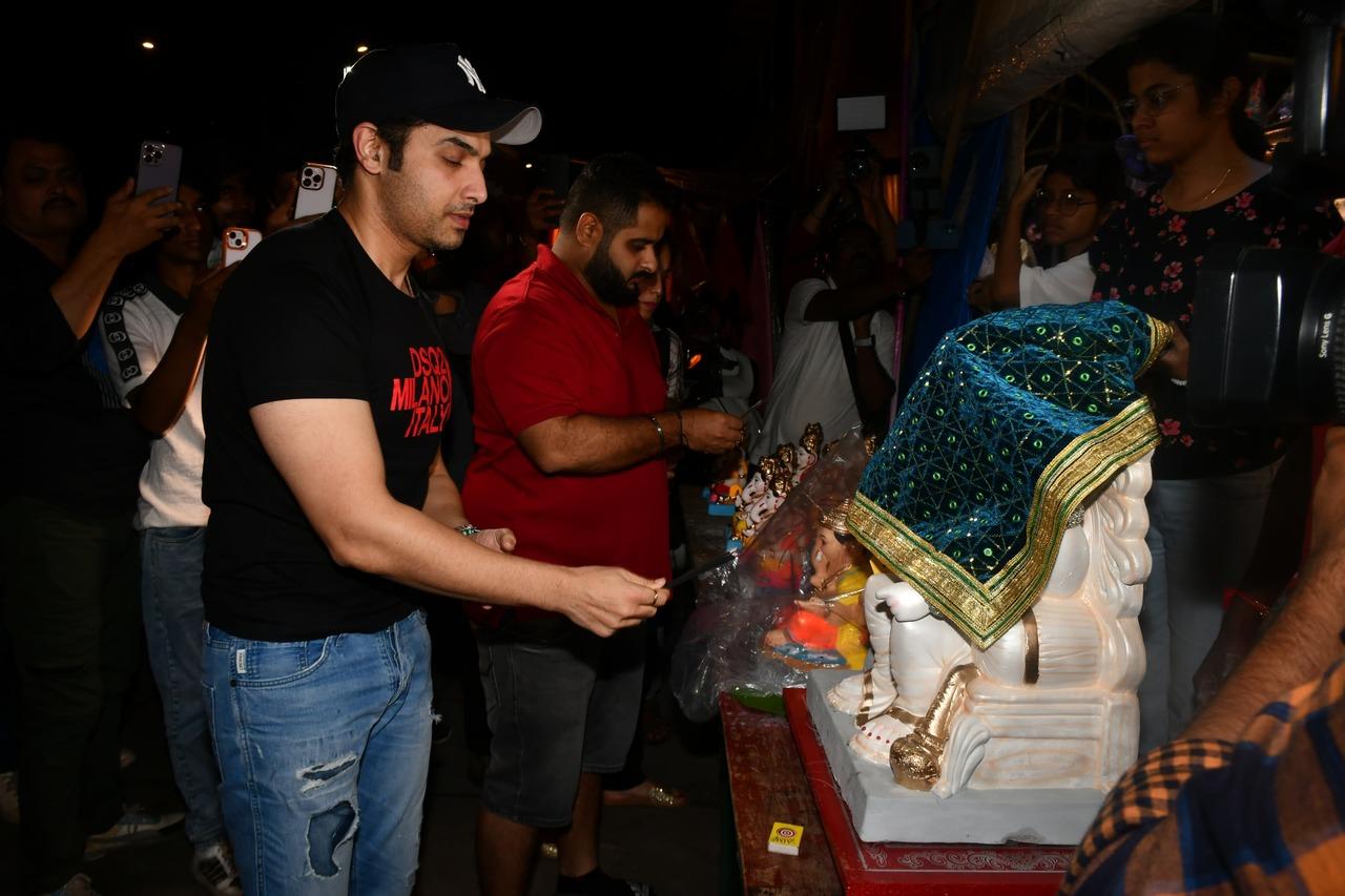 He was also among his contemporaries performing puja at the workshop where the idol was sculpted. 