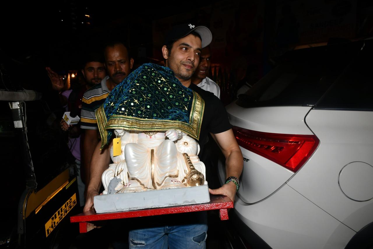 Sharad Malhotra was all smiles as he carried the idol of Lord Ganesha in his arms on his way home. 