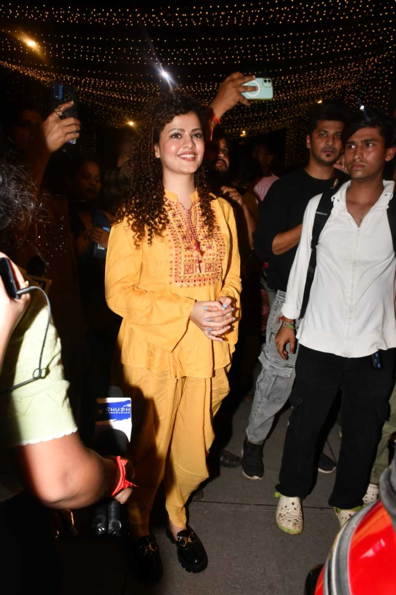 She was spotted in a saffron kurta and was all smiles carrying the idol to her residence.