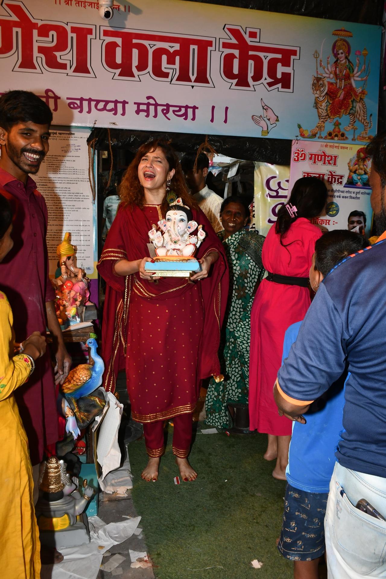 While taking Bappa home, Ankita extended best wishes to her fans. Speaking to the media, she said, 