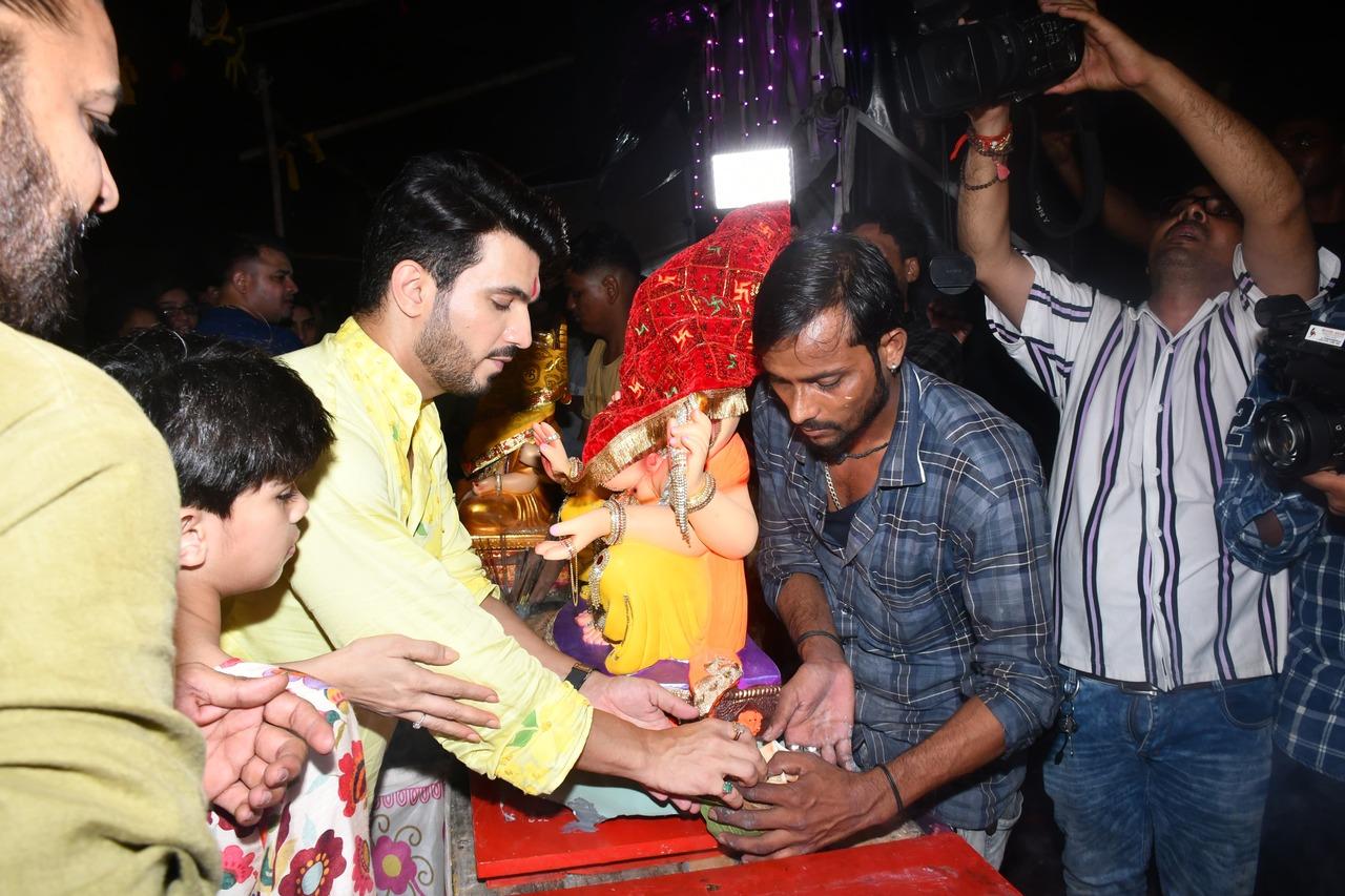 Arjun wore a bright yellow kurta, radiating positivity and happiness as he carried the idol to his residence. 