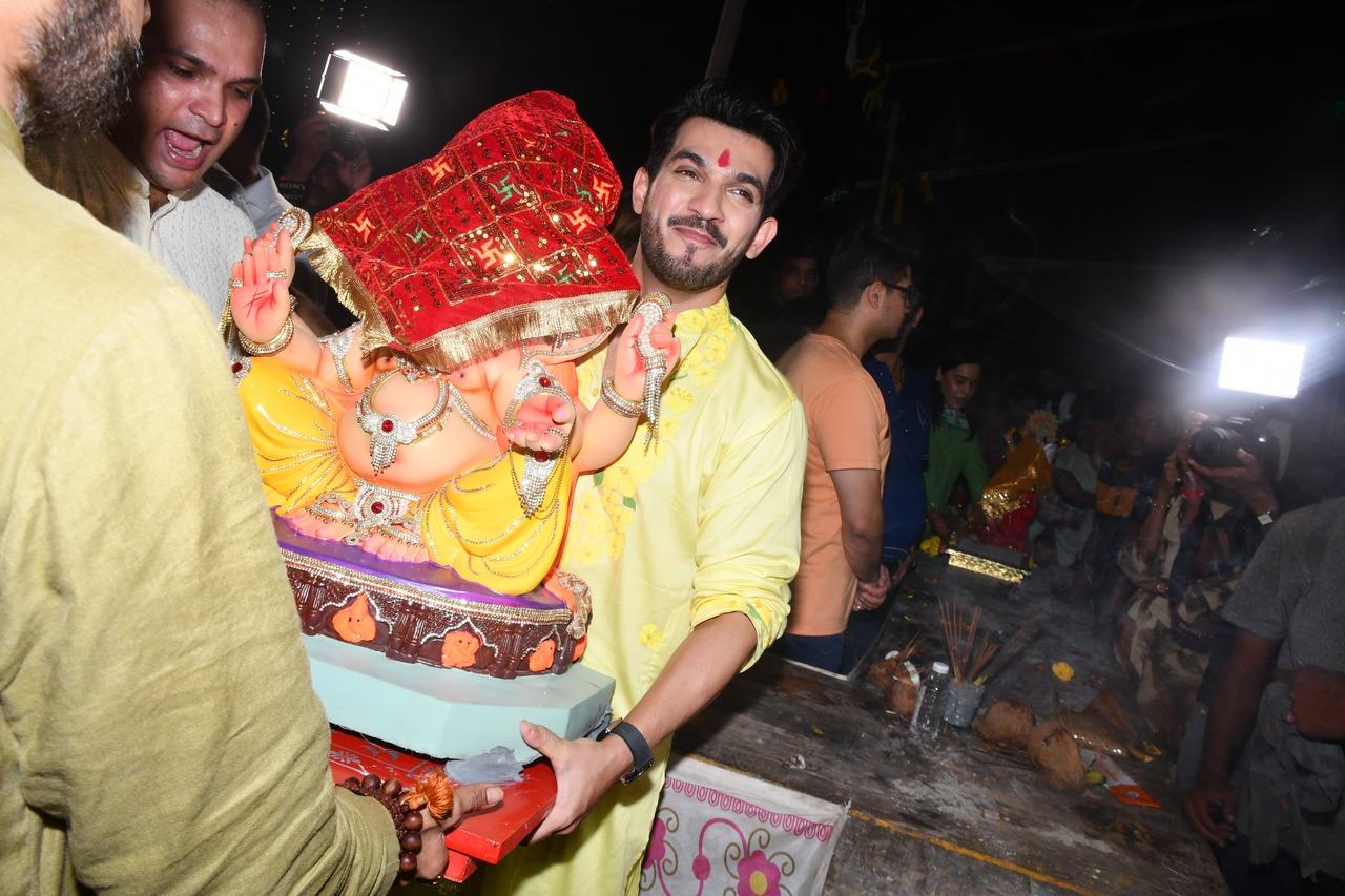 Actor Arjun Bijlani fulfilled his mandatory annual ritual of bringing Bappa home. He was all smiles on the occasion. 