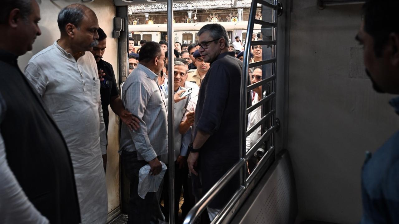 Ashwini Vaishnaw also interacted with people during his journey. Pics/Sameer Abedi