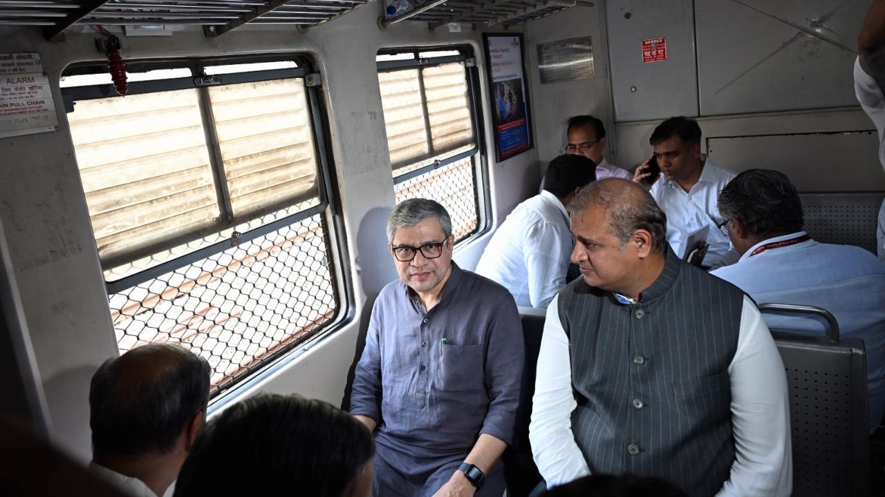 Ashwini Vaishnaw boarded the Ambernath slow local train