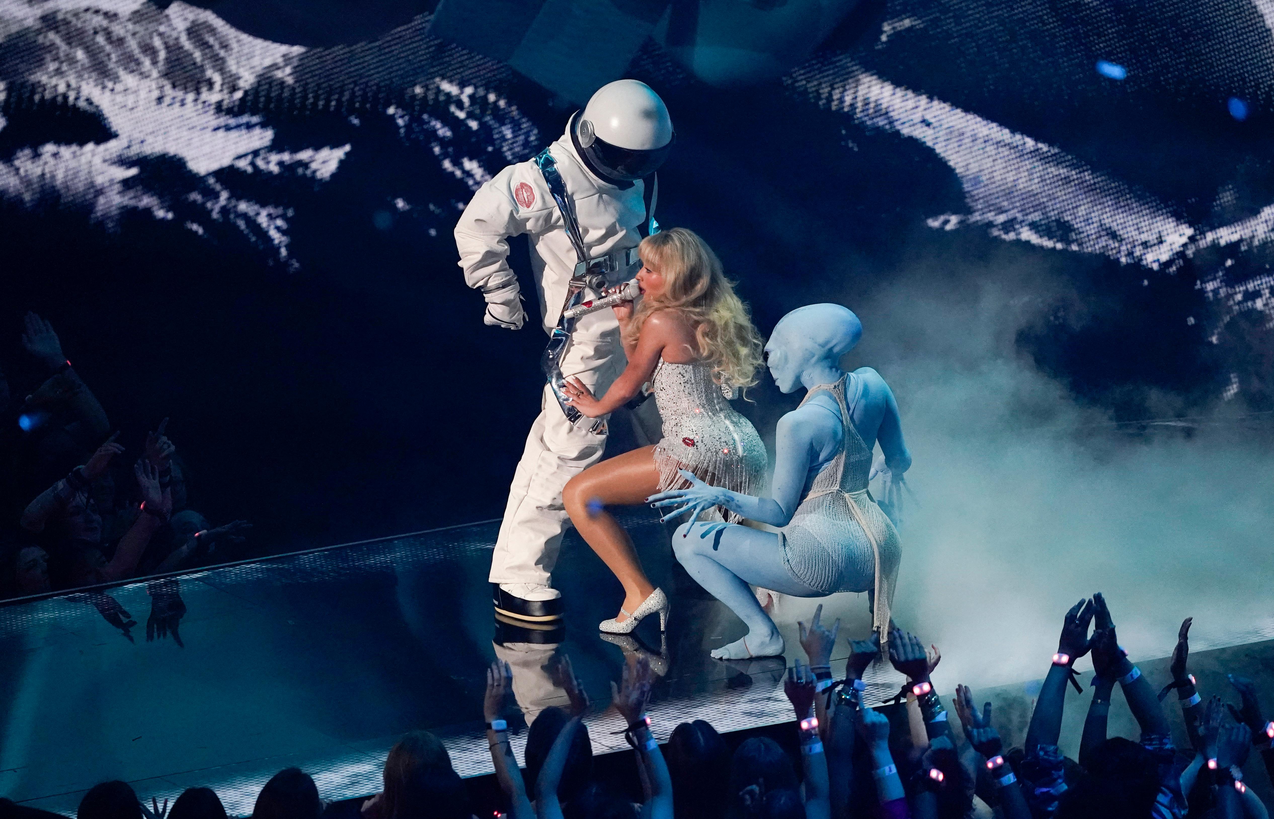 Sabrina Carpenter delivered a high-energy performance at the MTV VMAs, showcasing a mix of her popular songs. At one point, she even shared a dramatic kiss with an alien on stage, making the performance even more memorable.