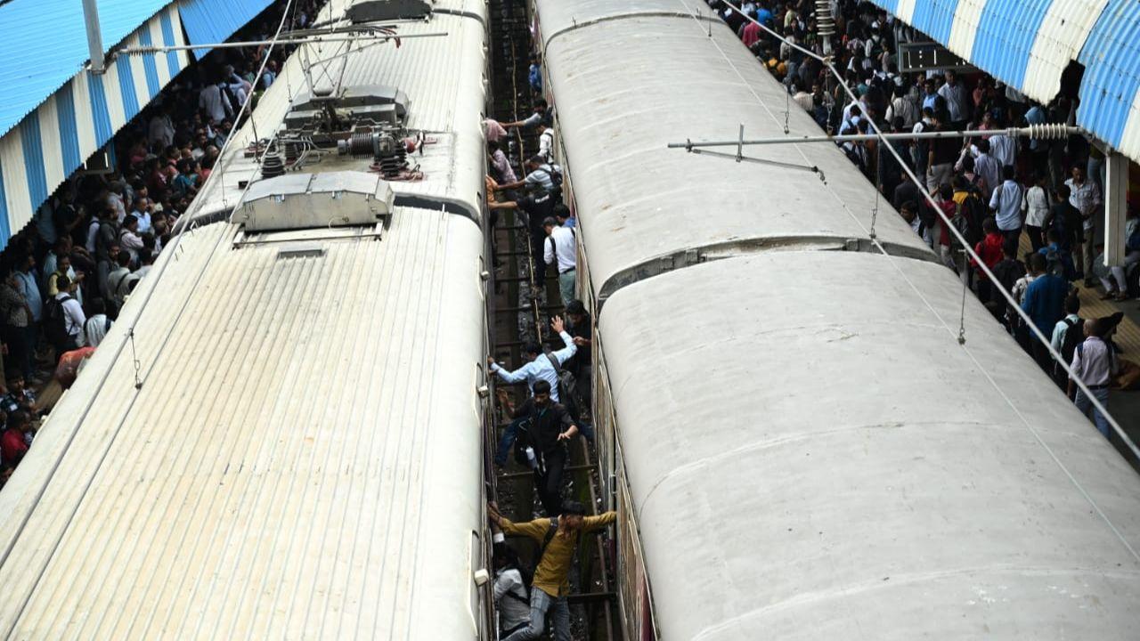 The macro idea is to have a fifth and sixth line between Bandra Terminus all the way till Borivali. This will be the mail/express train national corridor, segregated from the Mumbai suburban corridor.