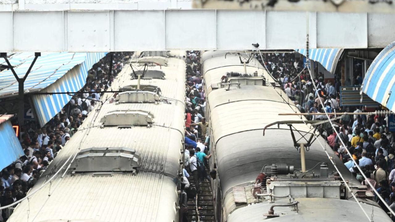 The 1.4km brand new railway line with a new platform was on Sunday opened to the public at Malad station after an overnight. Trains are thus running at a restricted speed in the section.