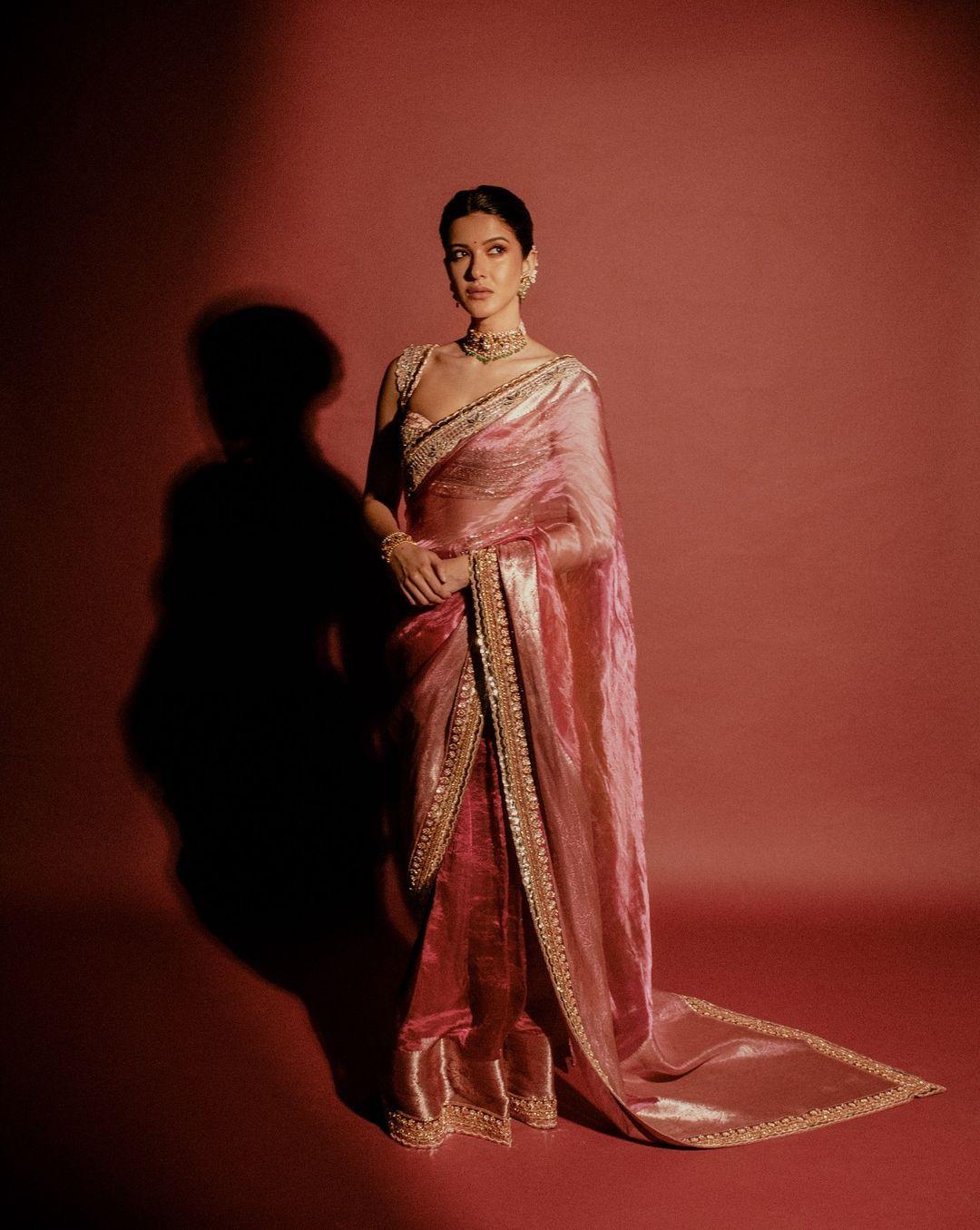 Shanaya Kapoor looked mesmerizing in a pink saree, complemented by a choker necklace, a neat hair bun, and minimalist makeup. The actress chose a classic from Manish Malhotra's stunning collection
