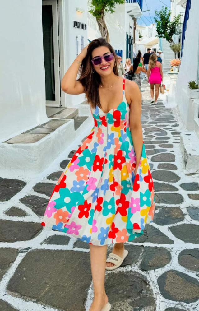 What better outfit than this springtime classic to celebrate Easter? Bring out your fun and cheerful side with breezy and vibrant floral dresses.