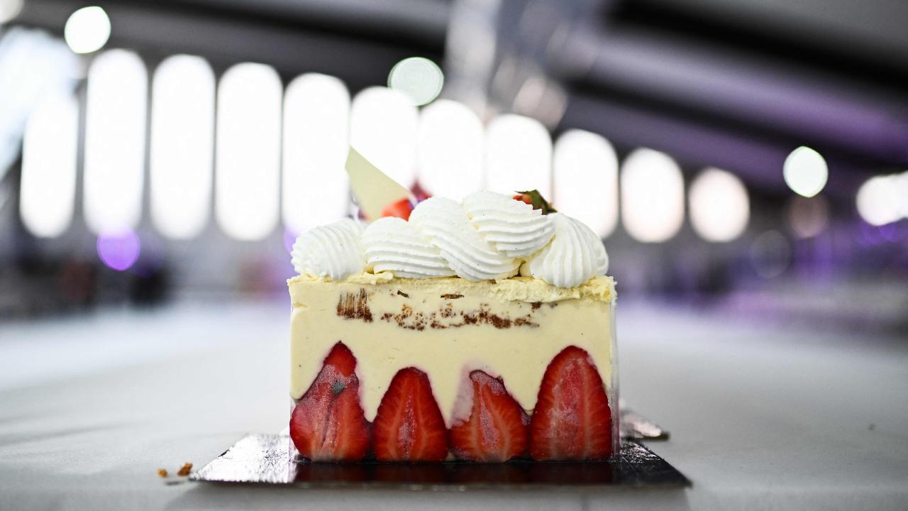 The effort overtook a 100.48m (329 ft 7 in) long strawberry cake made in the Italian town of San Mauro Torinese in 2019