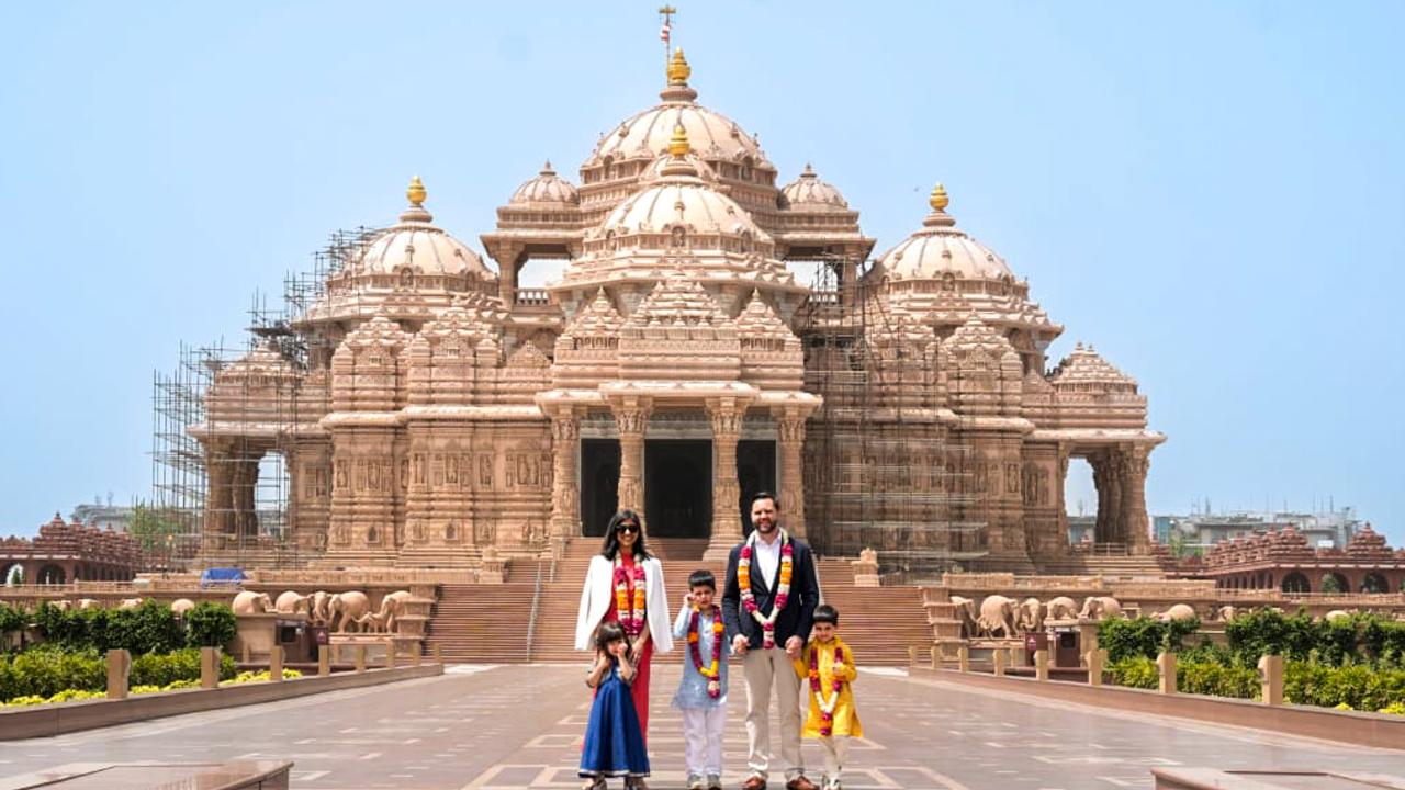 Shortly after their arrival, the family visited the renowned Akshardham Temple in New Delhi. It is dedicated to Lord Swaminarayan and is a spiritually and culturally significant place of worship in India’s capital city