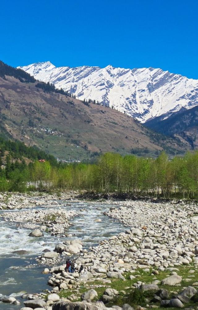 Manali is a popular summer destination in India. While it offers a pleasant and picturesque holiday, it gets extremely crowded this time of the year.