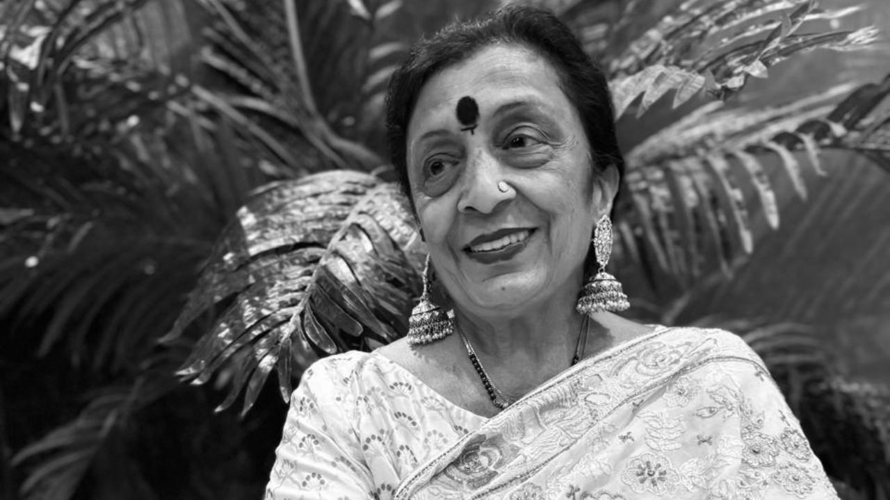 When her father passed away, she decided to support her family and started working. After pursuing several jobs, she built her own apparel business, where she designed sarees, home linen, etc.