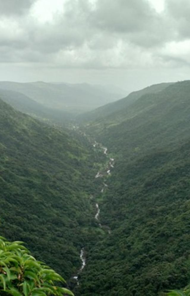 Located near Mahabaleshwar, Panchgani is another popular hill station near Mumbai. Table Land plateau is a major tourist attraction here. 