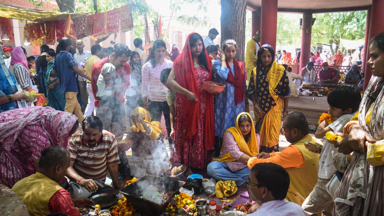 Devotees perform rituals at Alopashankari Mandir in Prayagraj
Several temples across the country witnessed an influx of devotees as they gathered to offer prayers, perform Ram Navami puja and rituals, and seek blessings.