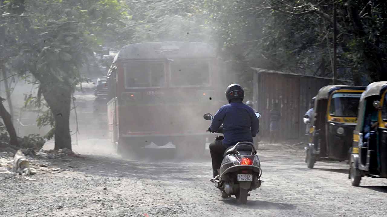 Aarey Milk Colony in Goregaon (East) is engulfed in dust as concreting is carried out on the road to Royal Palms on February 27. Pic/Ashish Raje