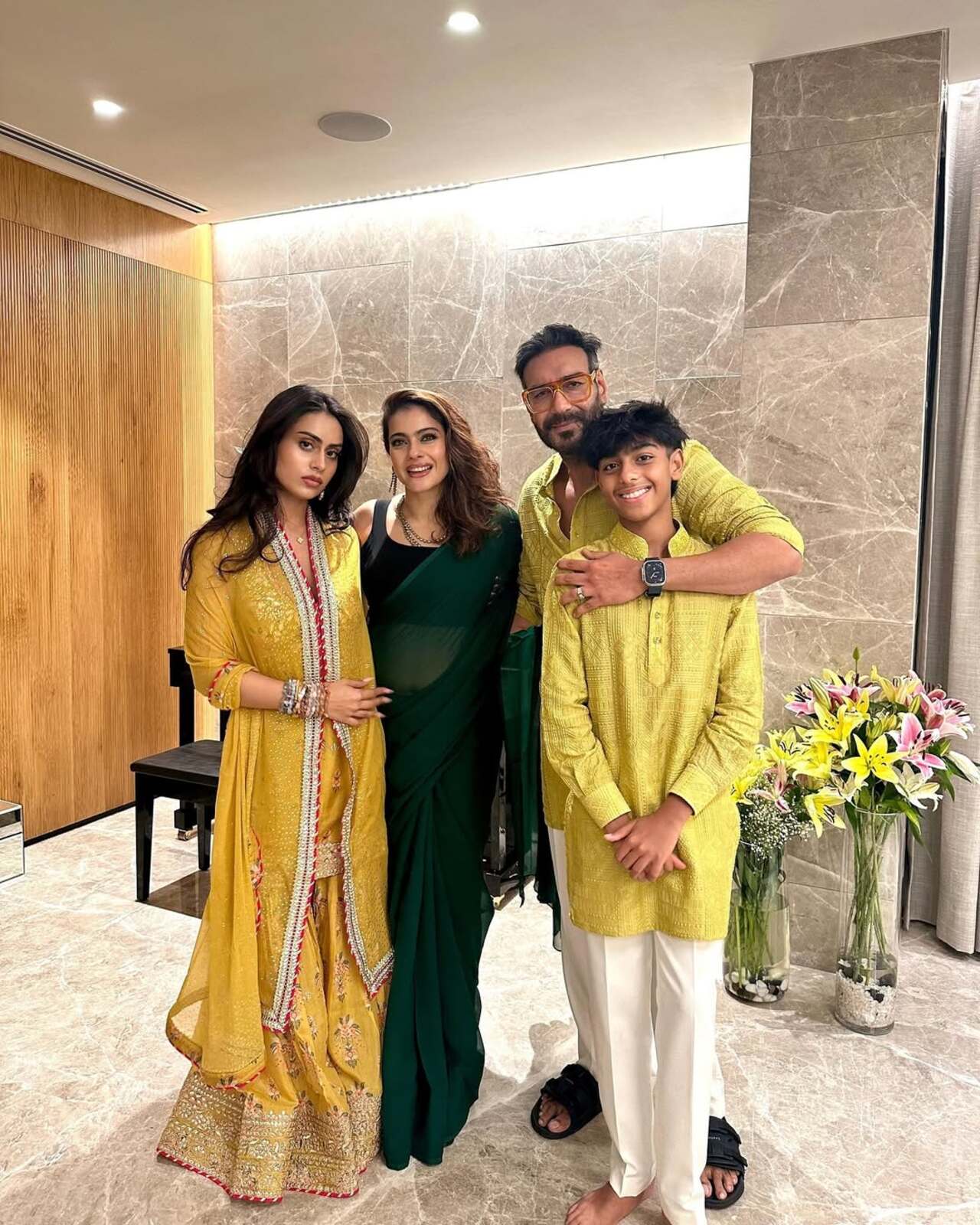 This picture is from the Devgn family's Diwali celebration. In this picture, while Ajay & Yug looked smart in olive green outfits, Kajol and Nysa added a touch of glamour to the frame