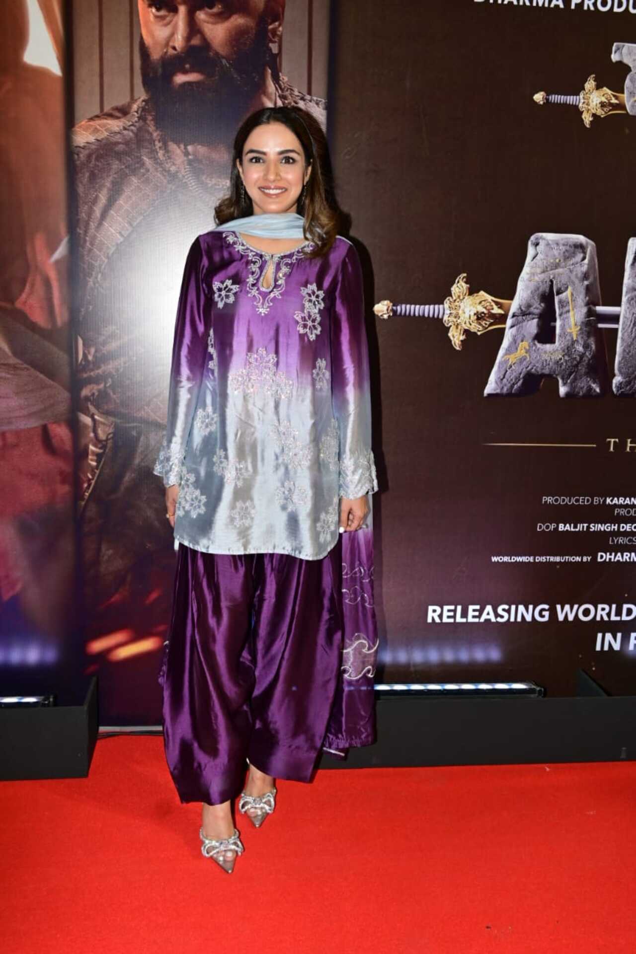 Jasmin Bhasin was also present at the screening. The actress looked stunning in a grey and purple ethnic fit