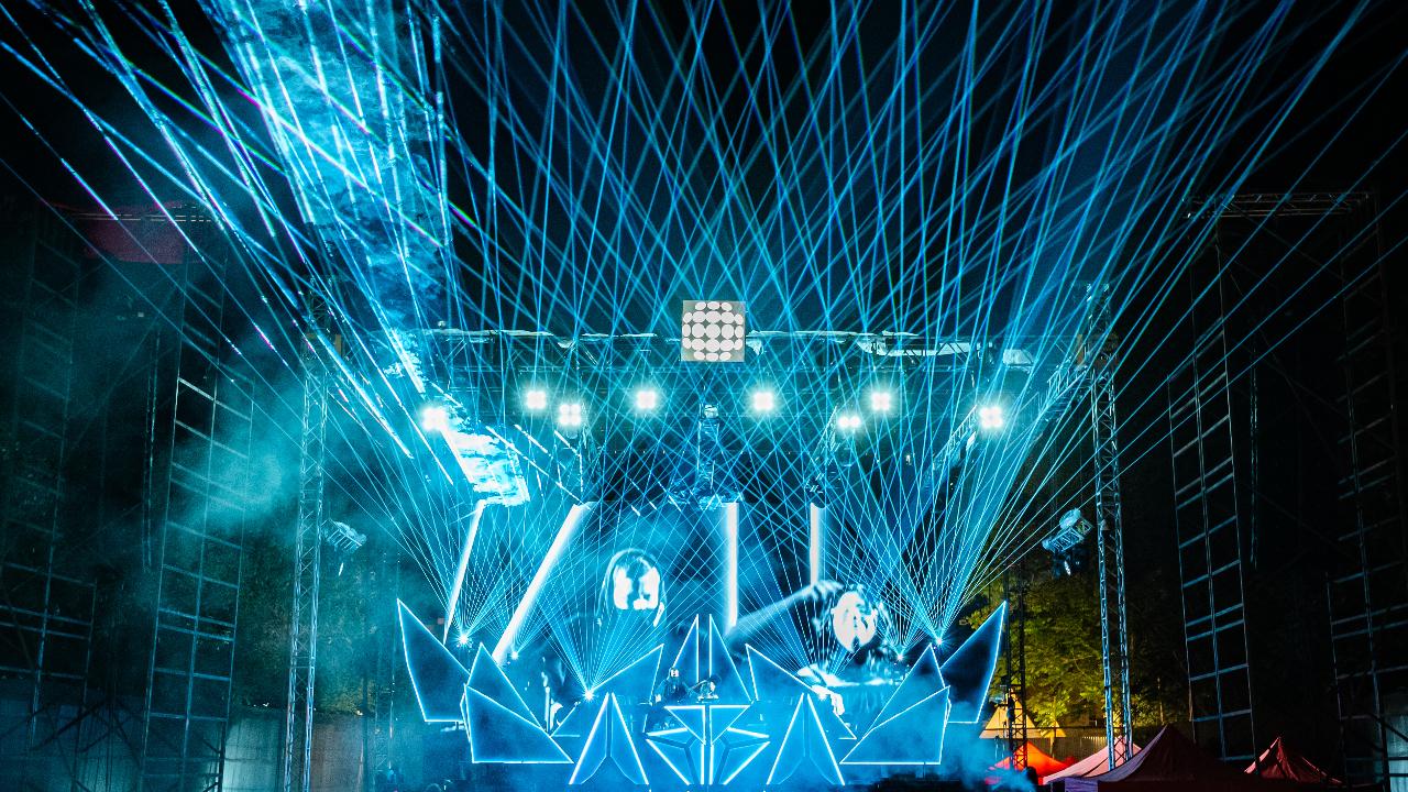 While there were different kinds of colourful lights and engaging visuals, he also took it up a notch. Walker even incorporated a drone light show into his concert with a fleet of 500 drones in Bengaluru