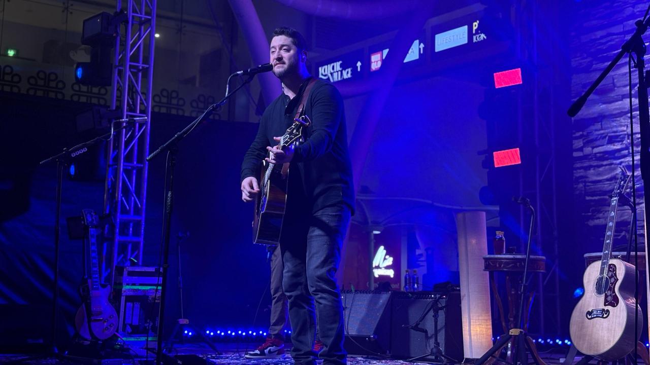 It wasn't long before they played 'Every Breath You Take', the popular anthem by The Police, among other covers like 'Save Tonight' that got the crowd grooving
