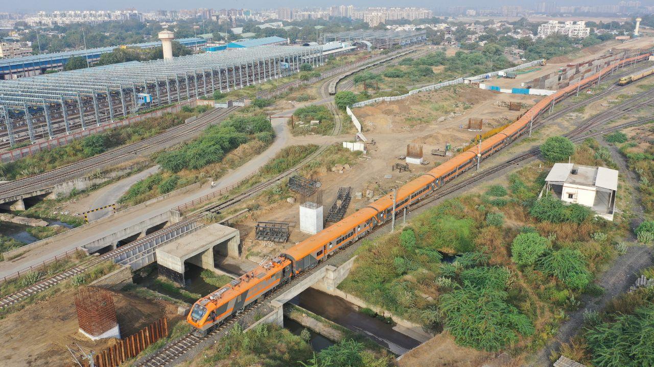 The train will operate via Samastipur, Muzaffarpur, Danapur, Buxar and Deen Dayal Upadhyaya (formerly Mughalsarai) stations