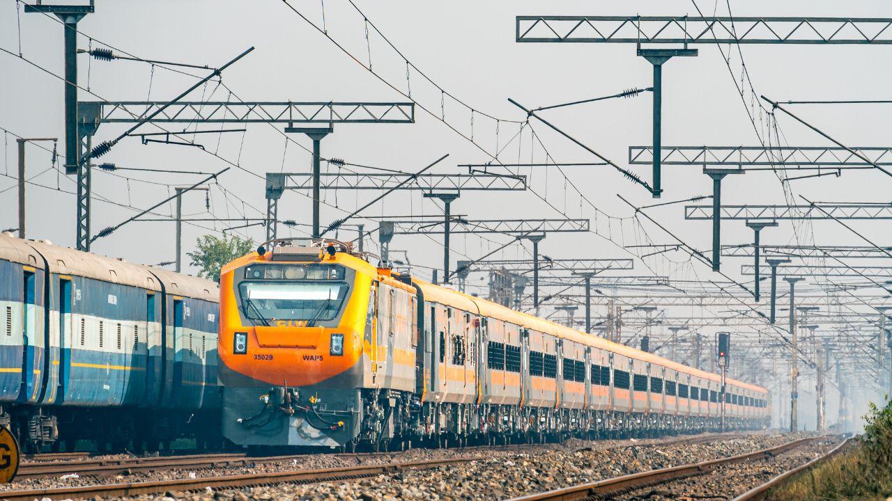 It has a maximum operating speed of 110 to 130 kmph and the trainset provides improved facilities for better-designed seats and luggage racks for increasing volume, mobile charging points with mobile holders, LED lights, CCTV, a public information system and is a vestibule train