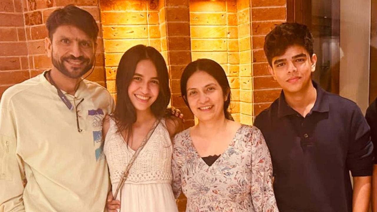 On one such occasion, her son, who was playing on her phone, saw her poems in 2019, and said he loved them, and she should post them on YouTube. While Apeksha, who goes by her pen name Tina, her maternal name, didn't take him seriously at first, he convinced her to take the leap of faith, and share her Hindi poetry online. Today, she regularly posts her poetry online, and her children even help her setup different corners of the house for the video