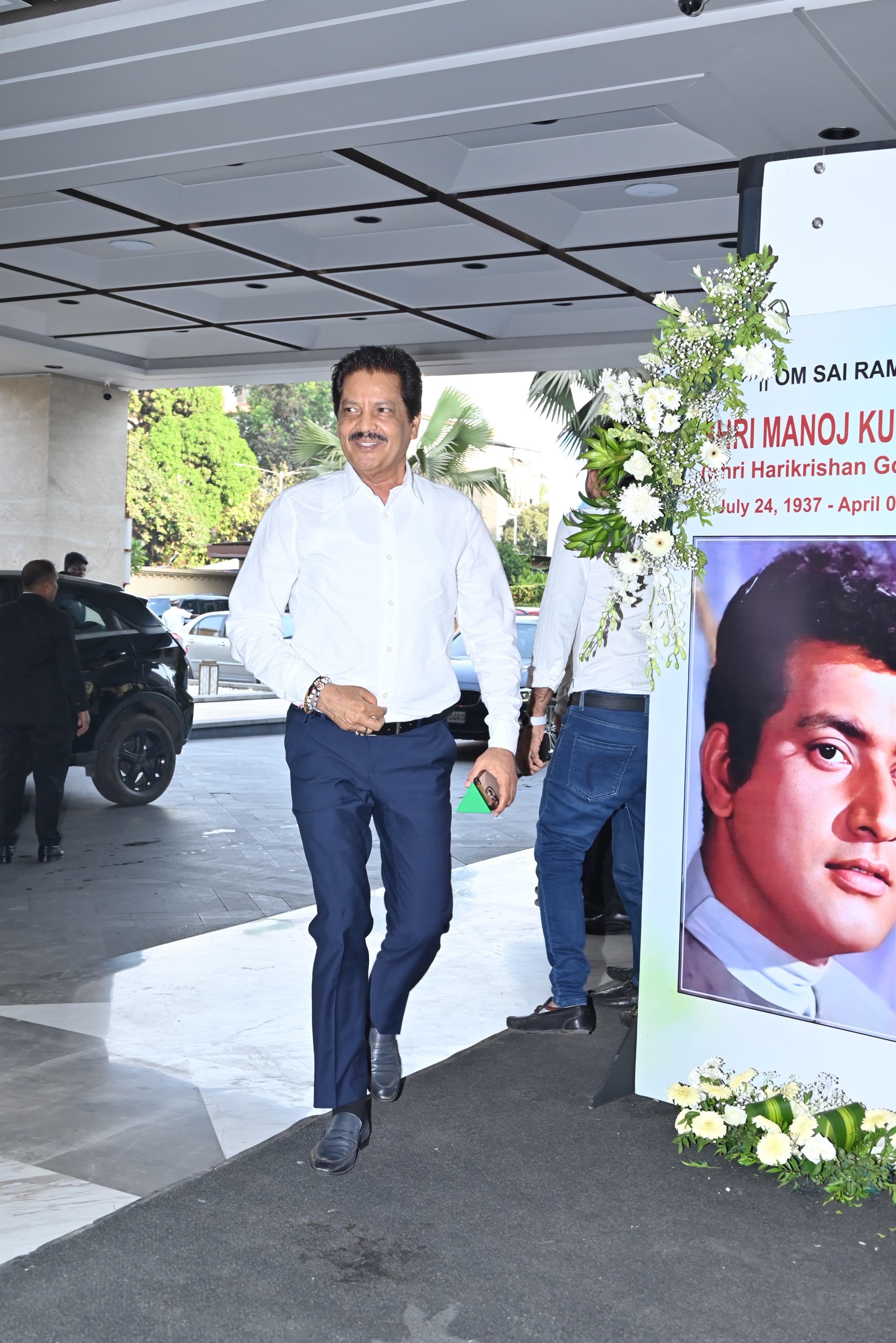 Udit Narayan also reached to pay his respects to the legendary actor who passed away on April 4