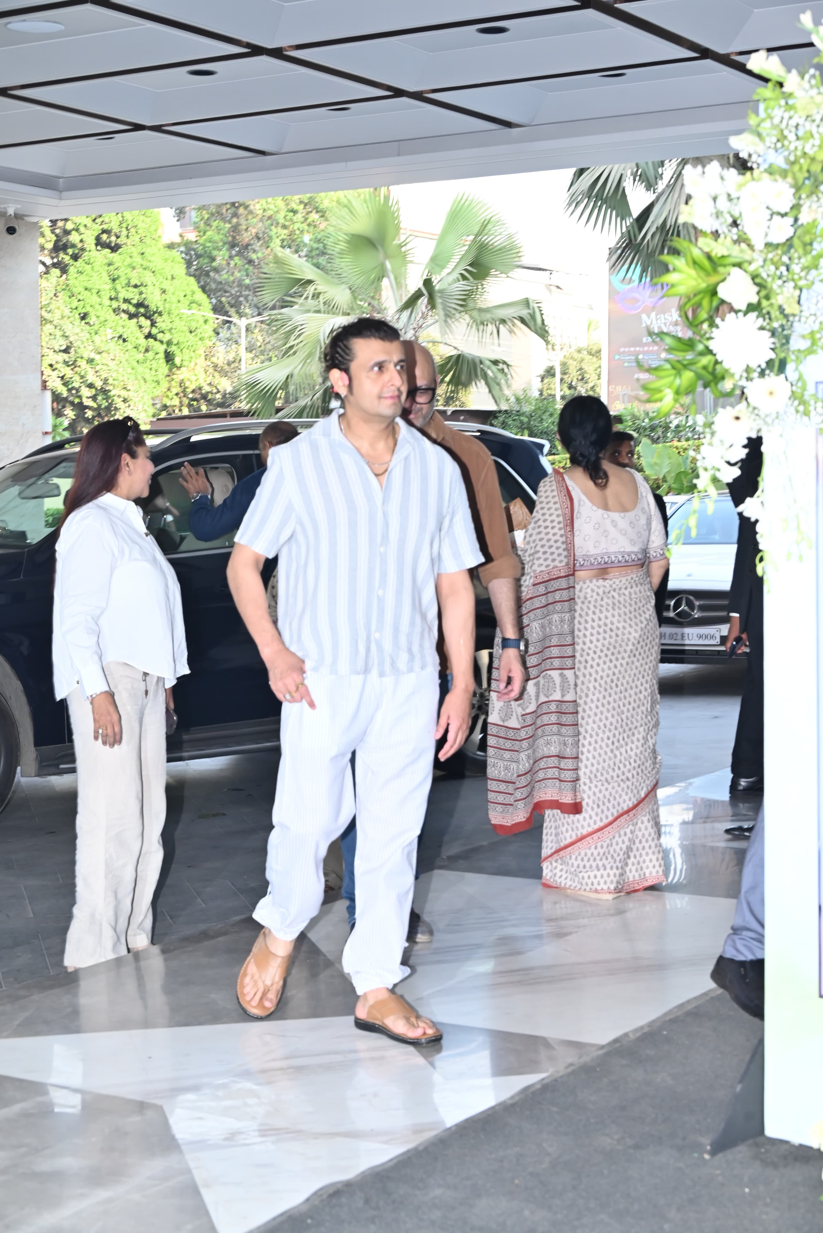 Sonu Nigam was also clicked at the prayer meet ceremony of the late Manoj Kumar