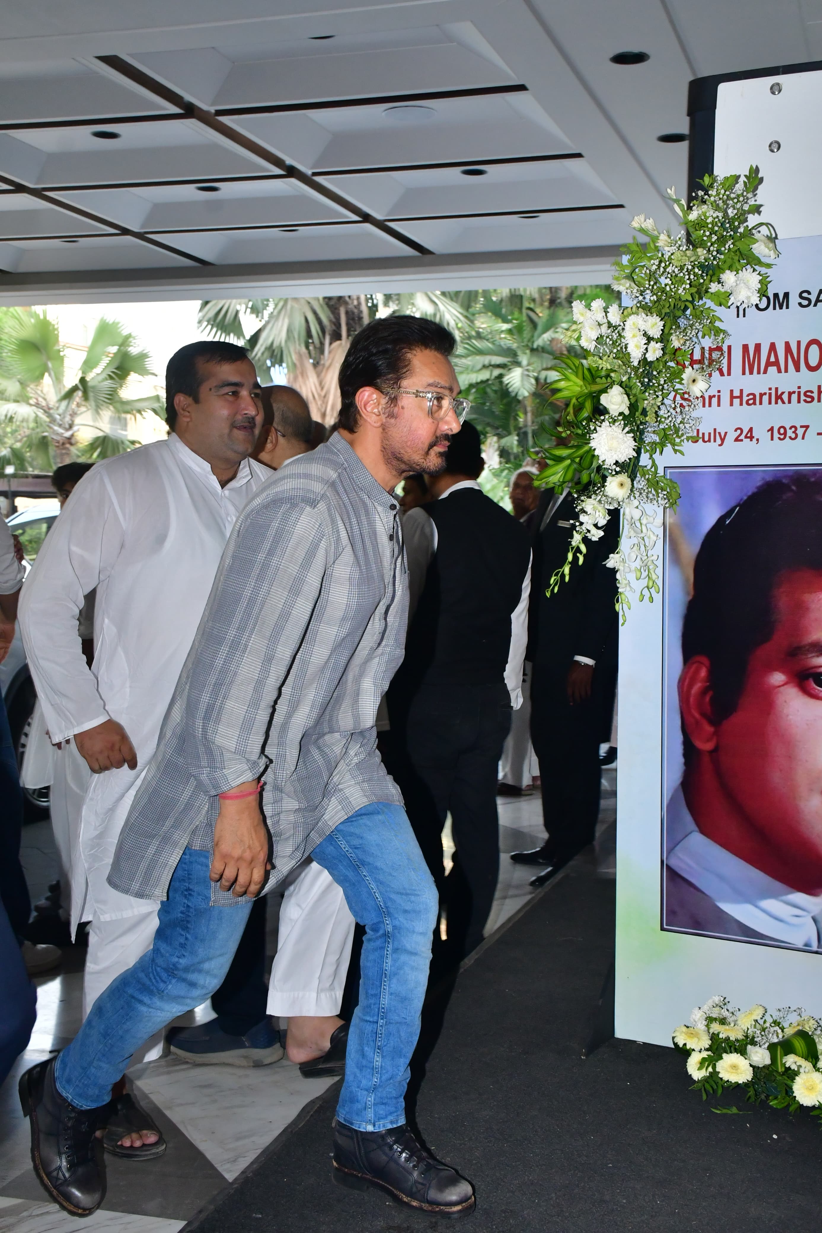 Aamir Khan was also present at the prayer meet ceremony of Manoj Kumar