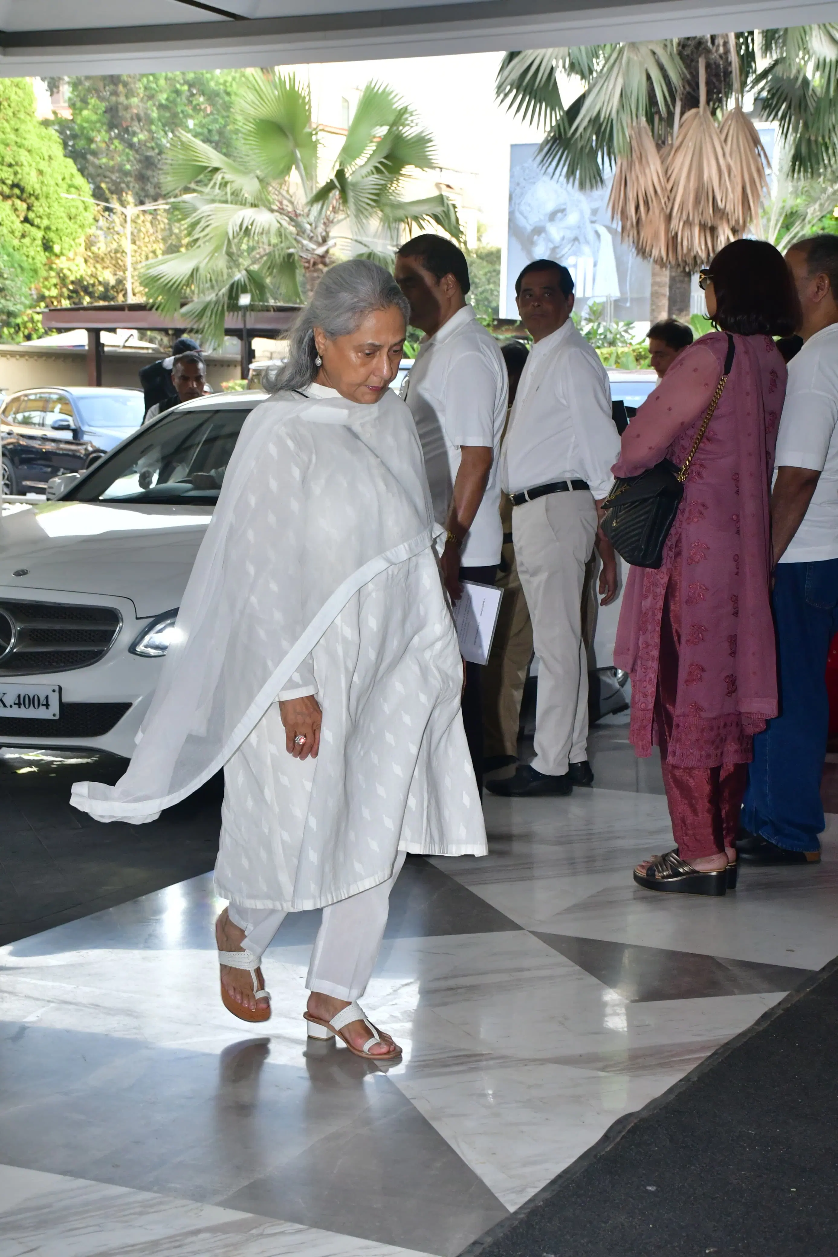 Jaya Bachchan, who looked seemingly sad, reached the prayer meet ceremony of Bharat Kumar