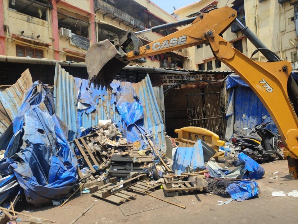 Civic body conducts drive against illegal stalls near Mumbai's Manish Market