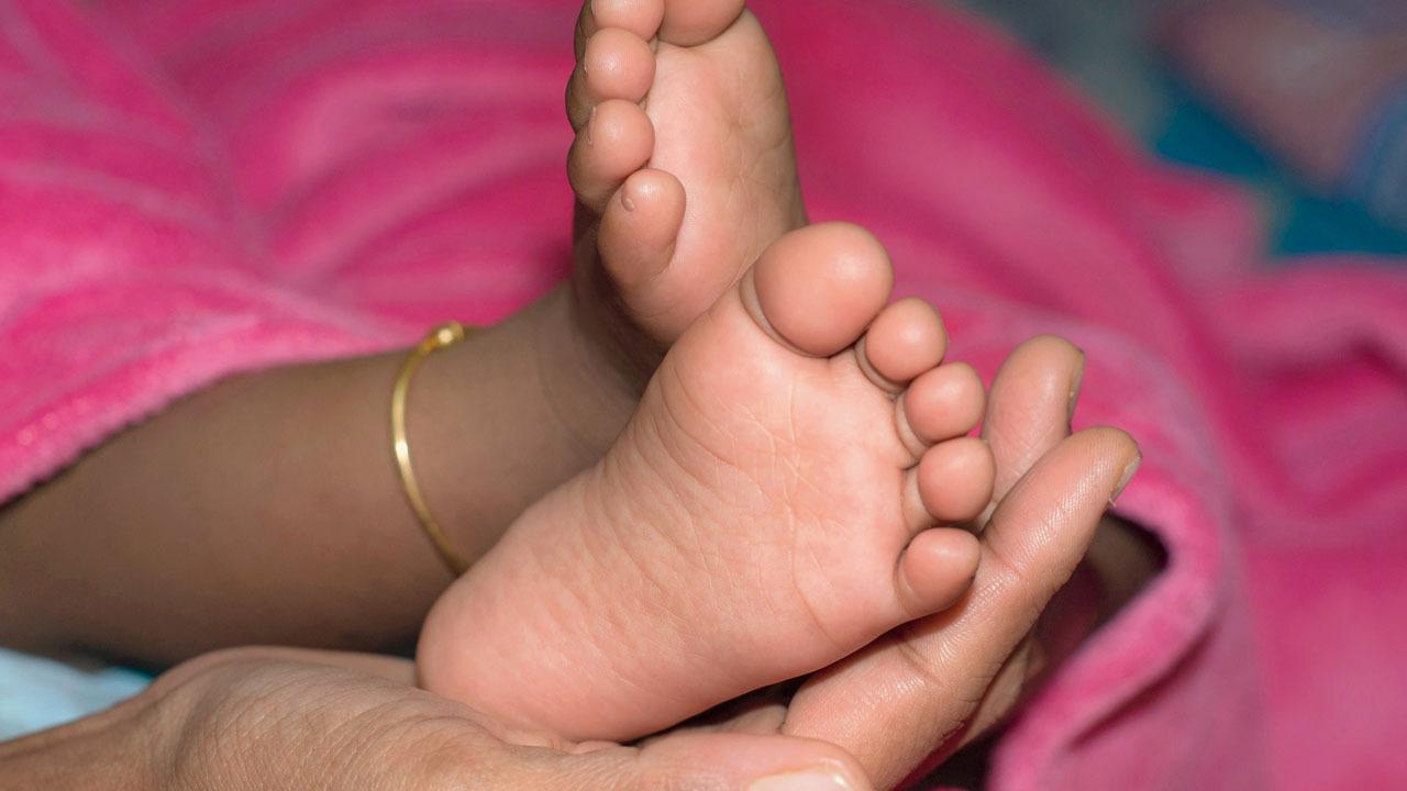 Body of newborn baby found near garbage in Thane