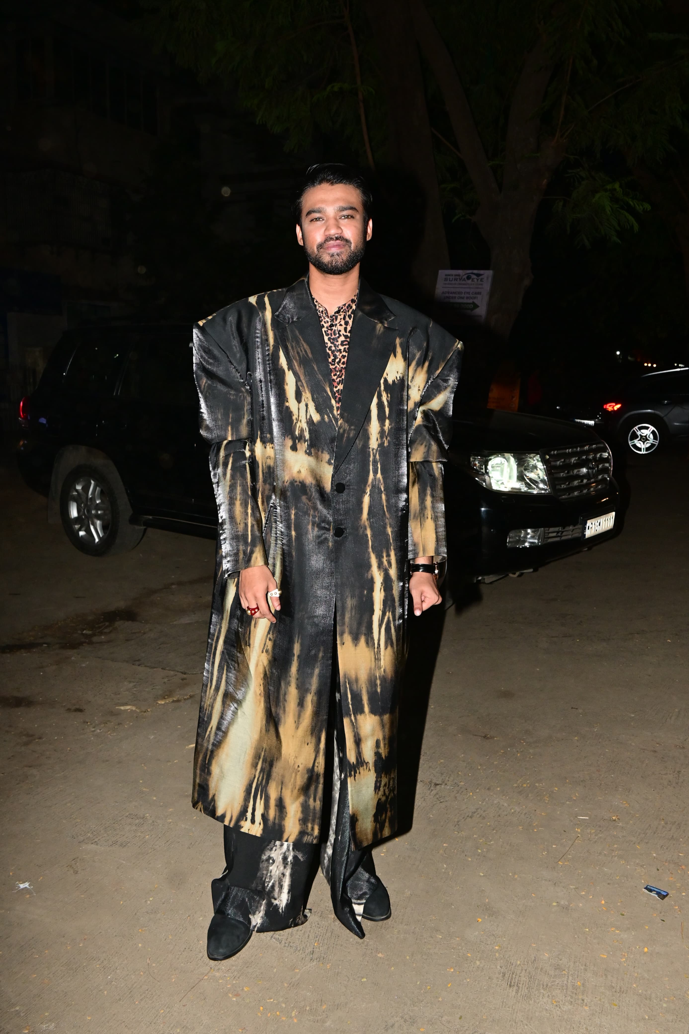 Babil looked his absolute best in a chunky outfit featuring yellow and black detailing
