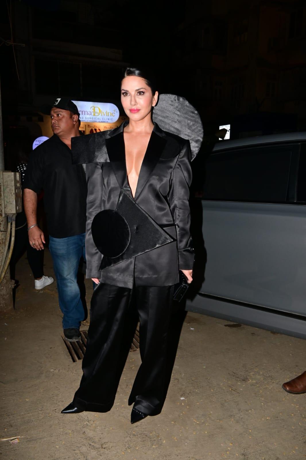 Sunny Leone kept it simple yet quite classy. The actress stunned in a black-on-black loose outfit