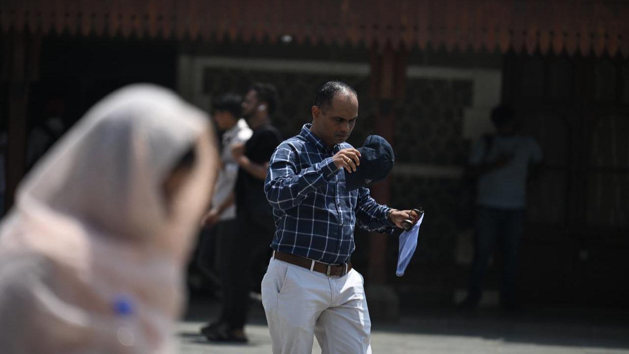 According to the Mumbai weather updates of the India Meteorological Department (IMD), Mumbai is likely to experience the maximum temperature 36 degree Celsius and  minimum temperature 24 degree Celsius
