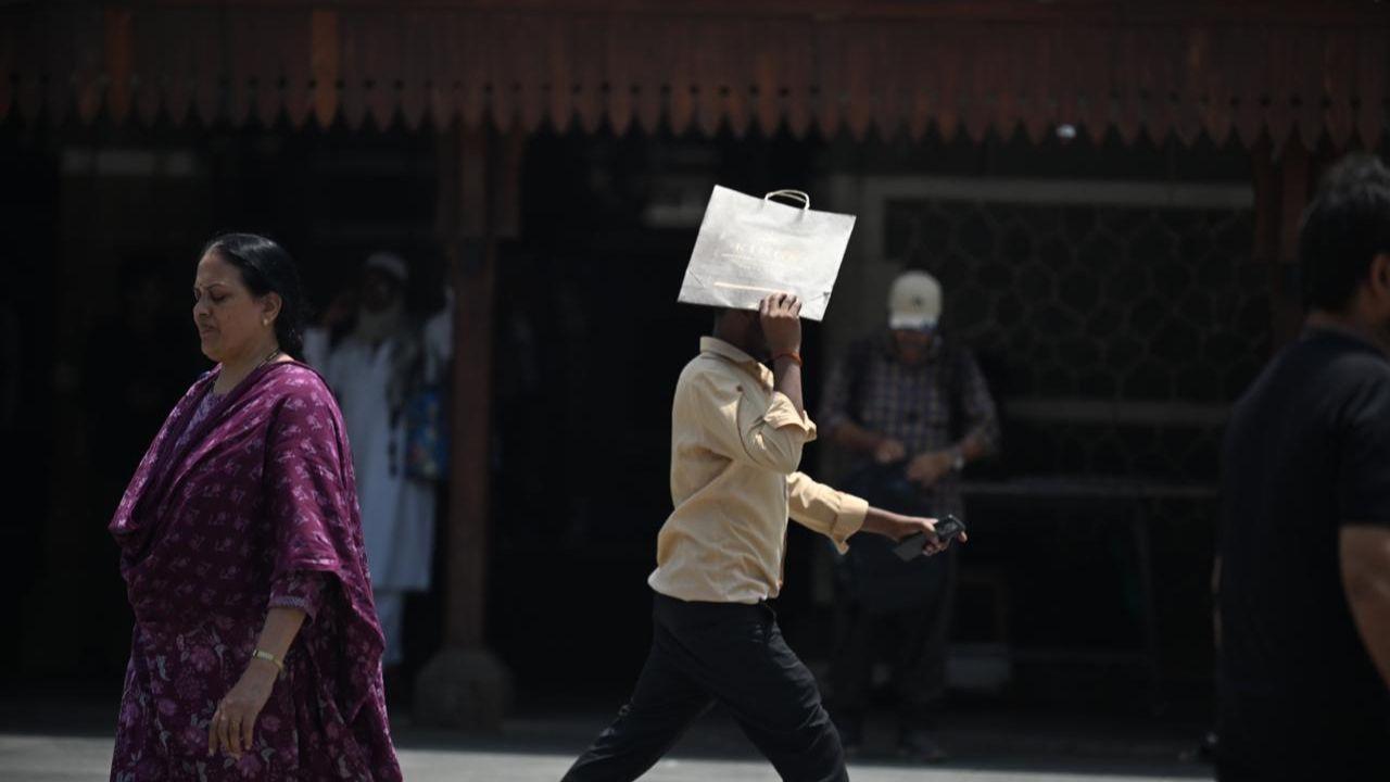 Colaba in Mumbai recorded a maximum temperature of 33.4 degree Celsius and a minimum of 25.4 degree Celsius, as heat levels remain high in the city