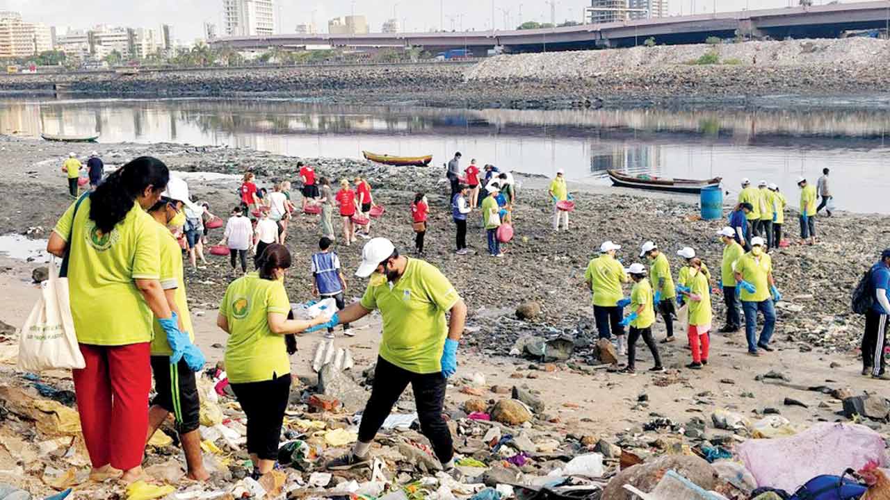 Participants at a previous beach clean-up drive. Pic courtesy/Project Mumbai