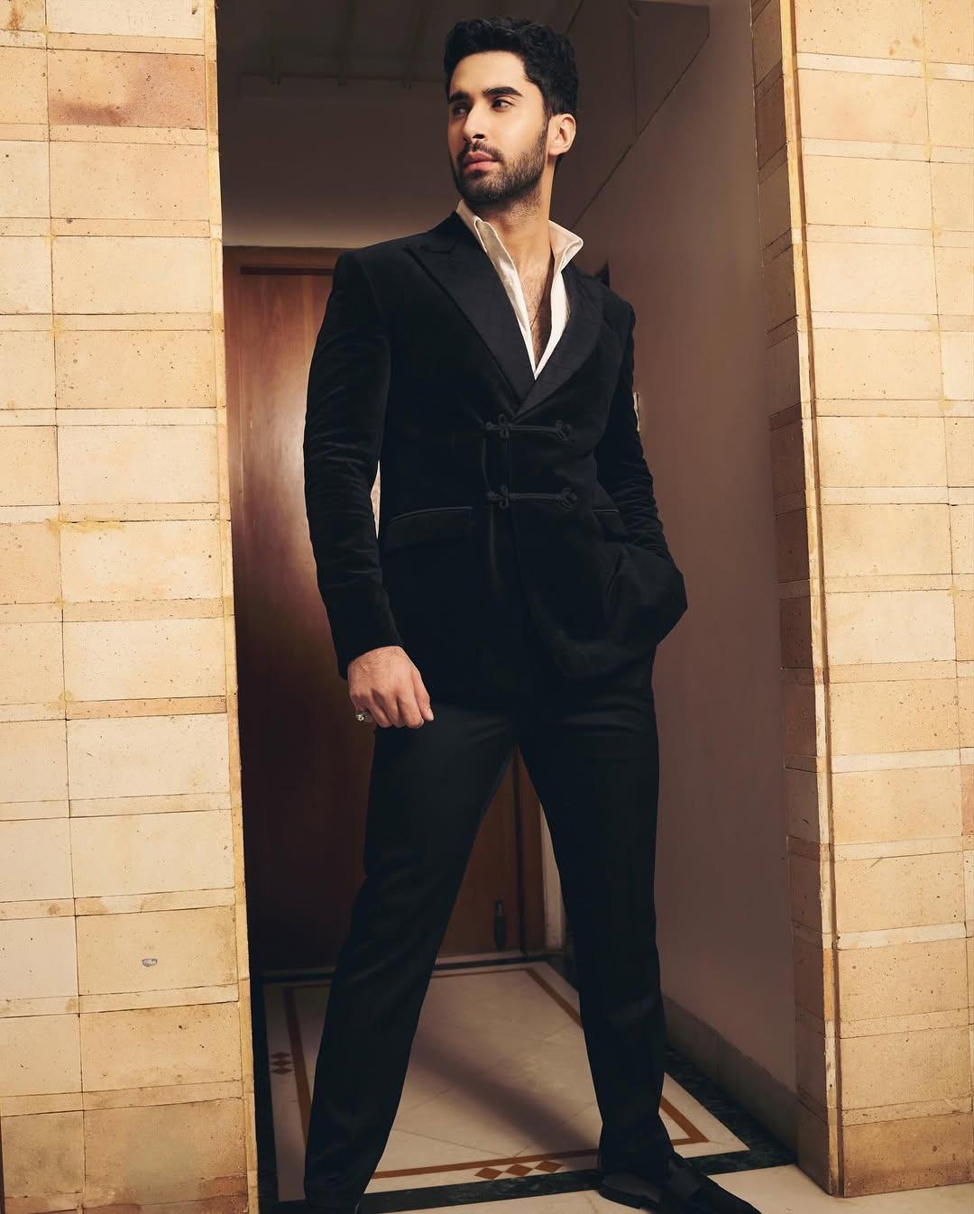 The actor wore a smart yet casual watch and a ring to further elevate his look