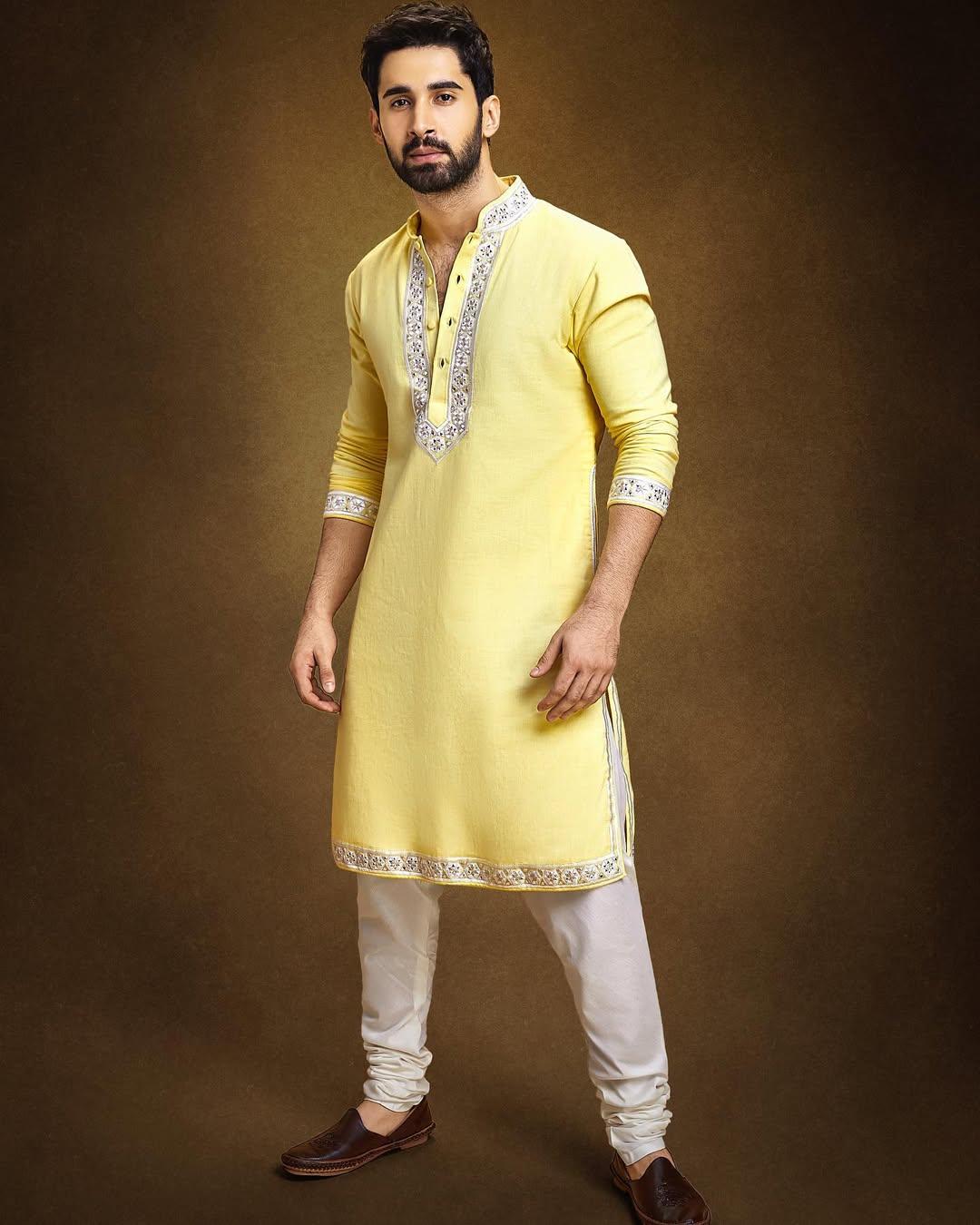 With a well-groomed beard, hair set well with gel, and those brown mojdis, Lakshya aced this ethnic look