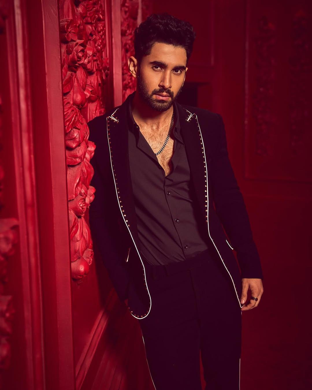 In this look, the actor wore a black suit set paired with a matching shirt. The white detailing on his outfit is what made it stand out