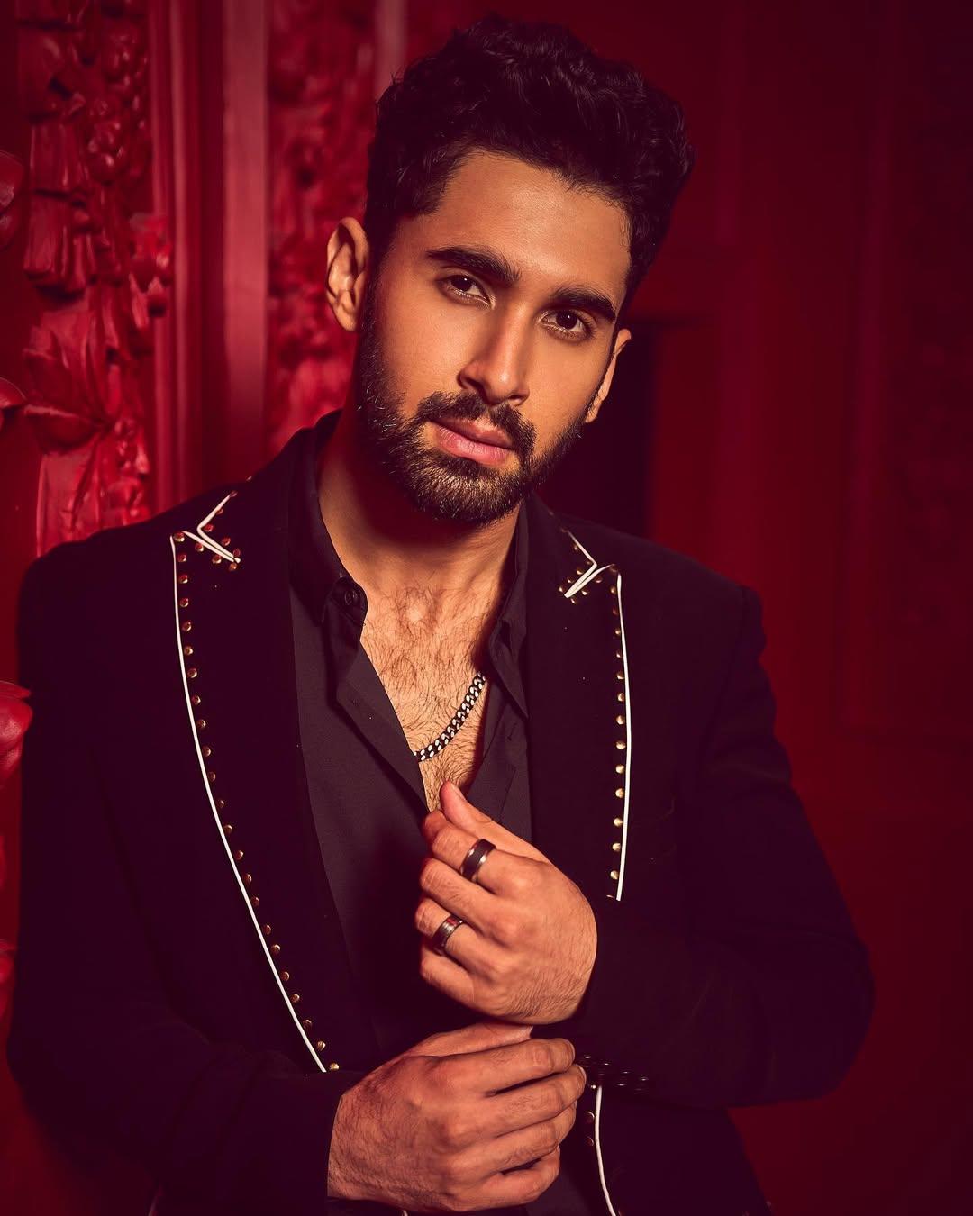 The actor kept it simple when it came to accessorizing and wore multiple rings and a chain to ace his appearance