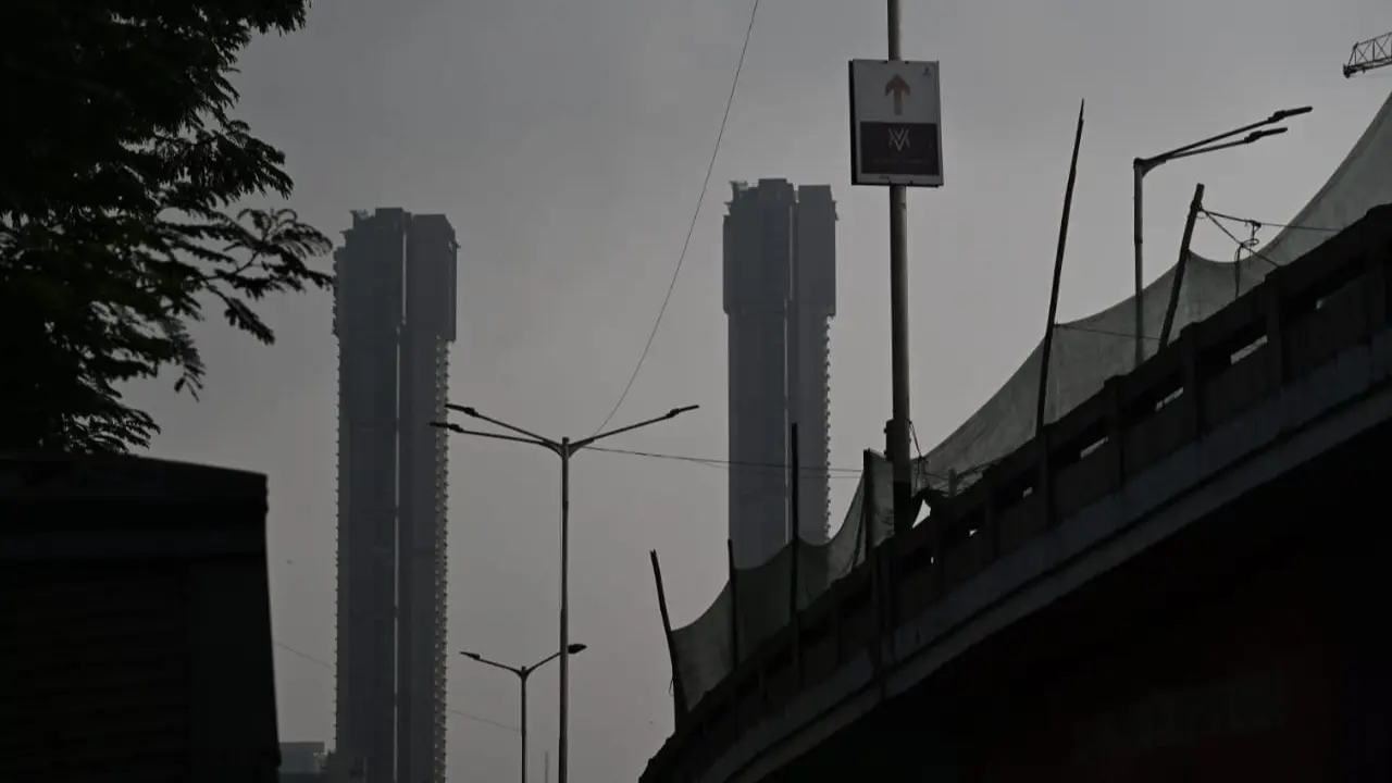 The weather department's data showed that the city observatory in Colaba recorded a maximum temperature of 33.9 degrees Celsius and a minimum temperature of 27 degrees Celsius