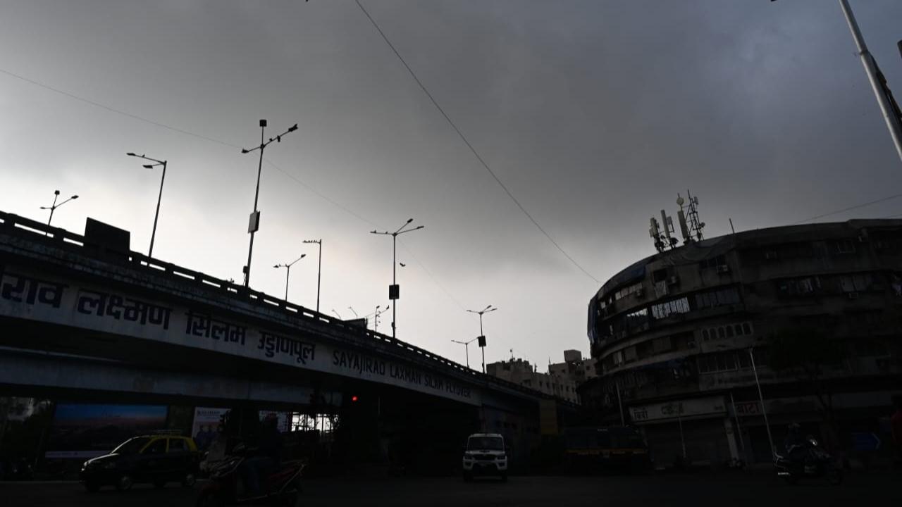 According to the Mumbai weather updates of the India Meteorological Department (IMD), Santacruz observatory in suburban Mumbai recorded a maximum temperature of 33.7 degrees Celsius and a minimum temperature of 27.4 degrees Celsius