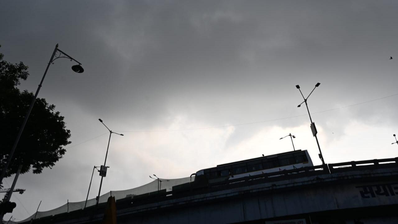 According to the latest Mumbai weather updates from the India Meteorological Department (IMD), Mumbai is expected to experience a clear sky on Thursday, April 10. Temperatures will range from a cool 25 degrees Celsius in the morning to a warm 34 degrees Celsius during the day. The relative humidity is 80 per cent. The sun rose at 06:25 AM and will set at 06:55 PM