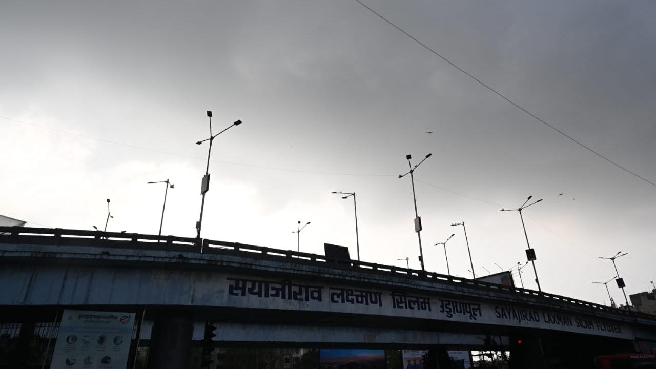 Mumbai continued experiencing hot and humid weather on Thursday, with the maximum temperature reaching 33.7 degrees Celsius