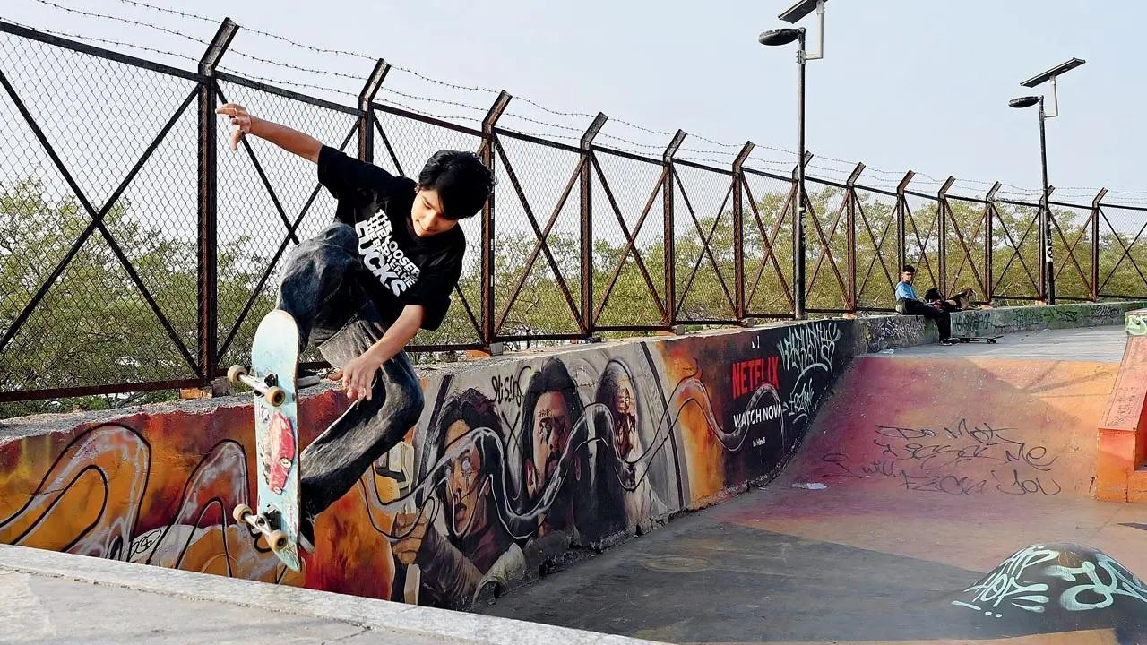Roll through  By day, Carter Road seems like an ordinary, quiet, tiled stretch meant for brisk walking or strolling. By evening, it’s full of kids zig-zagging on wheels, aunties speed-walking, and teens pretending they aren’t showing off their latest skateboards. The energy is infectious! This skateboarding park was one of the first public ones to crop up in the city, and it has seen its share of renovations and fresh coats of paint. Ample regulars and a skateboarding community spend their evenings here. You can come with skates, a board, to enquire about classes or just watch from the sidelinesTime: Open 24 hours