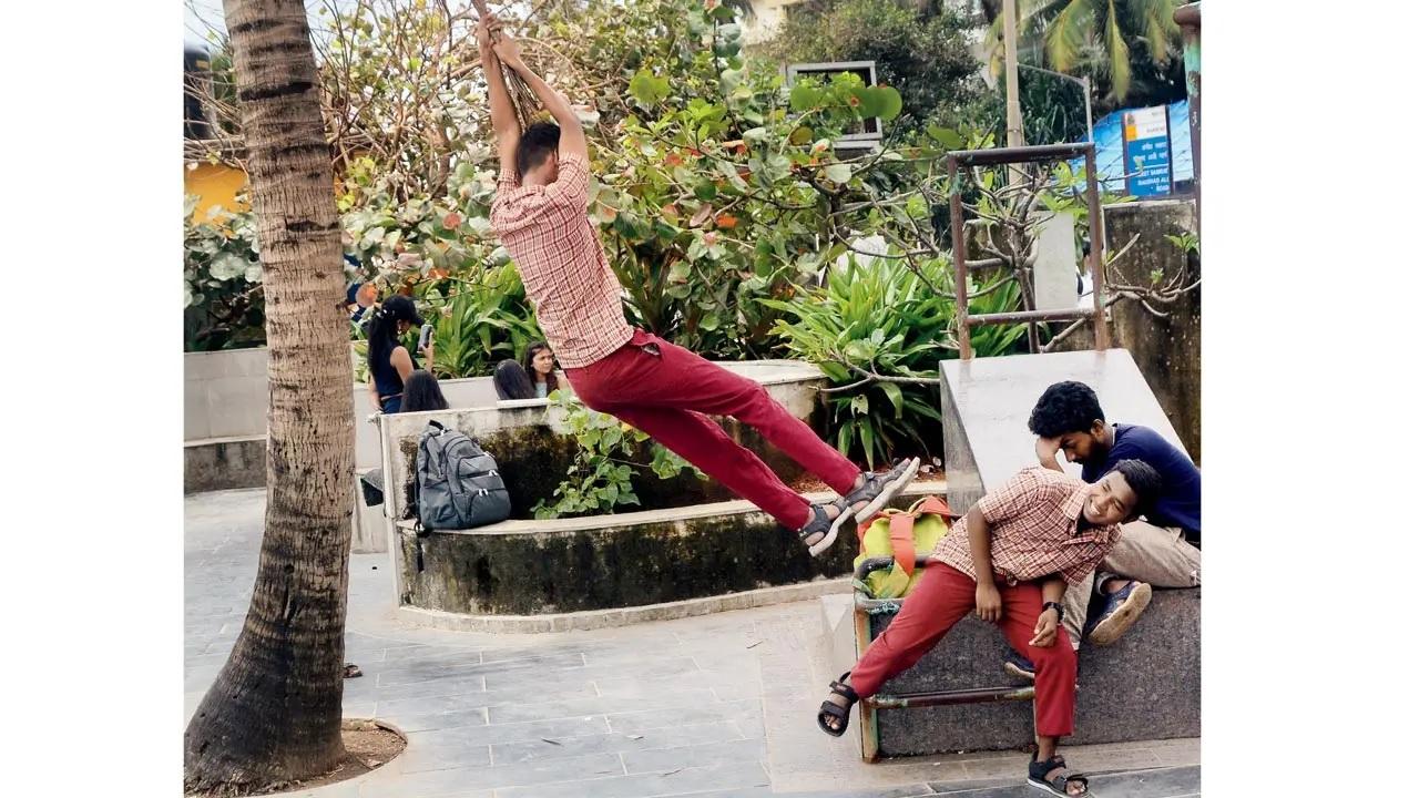 Jungle gymming  A welcome riot of colour and climbing frames, the Rajwani Modi Children’s Park gives kids the ideal space to burn off steam and parents who need ten minutes of peace. There are swings, slides, and enough sand to build a small castle. In a city with few parks, this little fenced area that is well-cooled thanks to the sea breeze is a happy place for that much-needed break from screens.  
Time: Gated, time not stated
