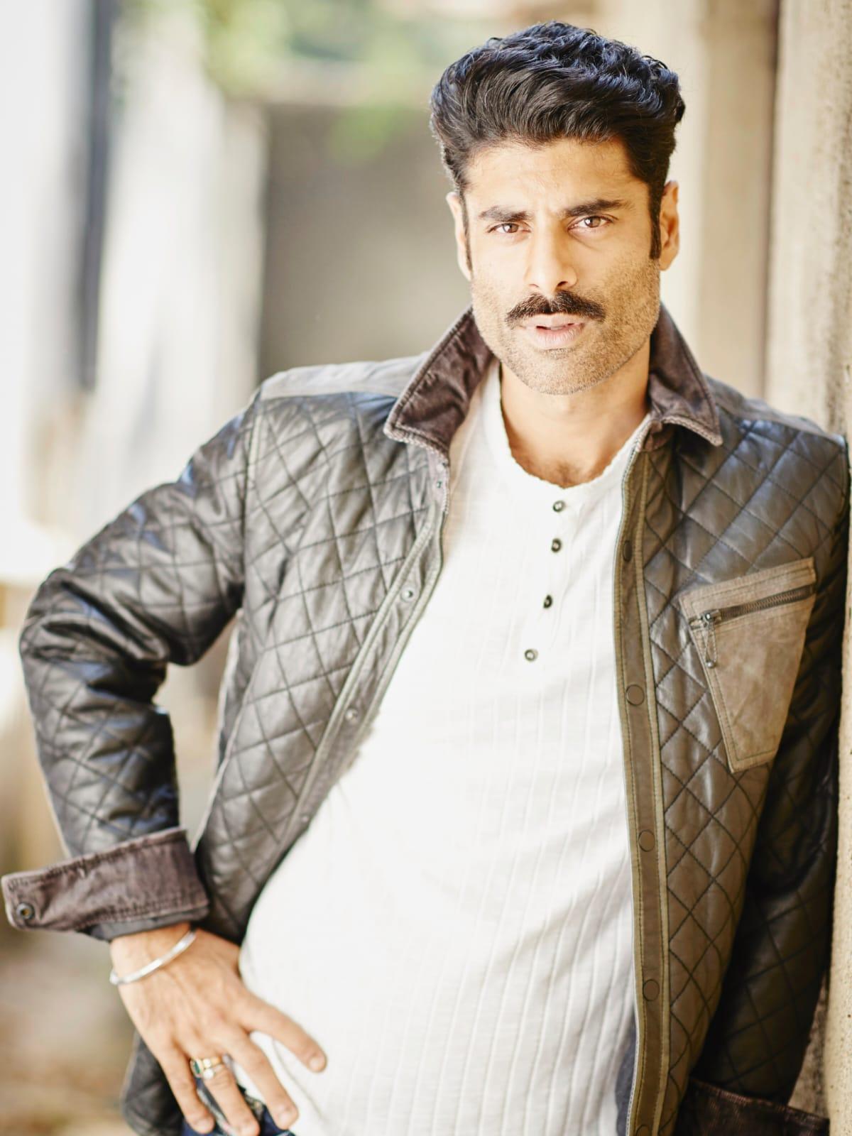 Sikandar Kher stays fit by playing golf, a sport that requires focus, precision, and endurance. His love for the game helps him maintain a balanced fitness regimen.