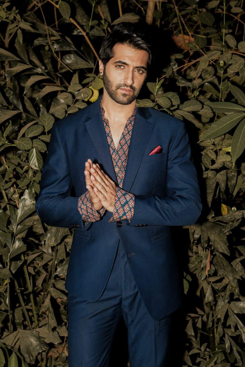 Akshay Oberoi believes in a holistic approach to fitness. The actor has incorporated MMA into his daily routine, making it a core part of his lifestyle. He practices different forms of martial arts and ensures that his diet complements his training